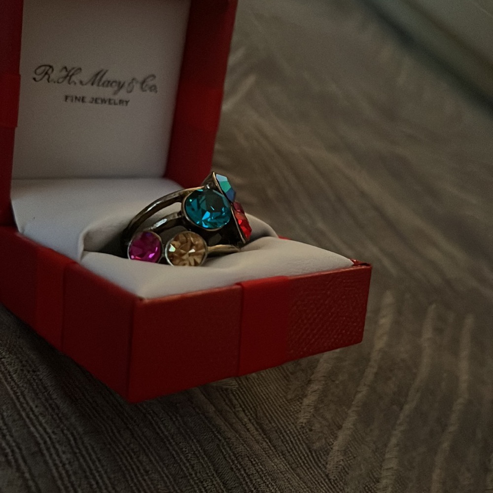 Size 7 Statement Ring - Picture 3 of 3